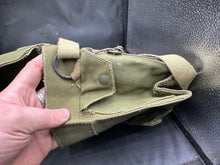 Lade das Bild in den Galerie-Viewer, WW2 British Army Light Gas Mask Bag - 1945 Issued to Commando and Assault Troops
