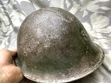 Lade das Bild in den Galerie-Viewer, Originaler Mk3 High Rivet Turtle Helm &amp; Futter der britischen/kanadischen Armee aus dem 2. Weltkrieg 
