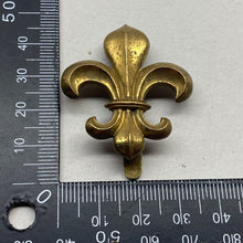 Load image into Gallery viewer, WW1 / WW2 British Army MANCHESTER REGIMENT Brass Cap Badge.
