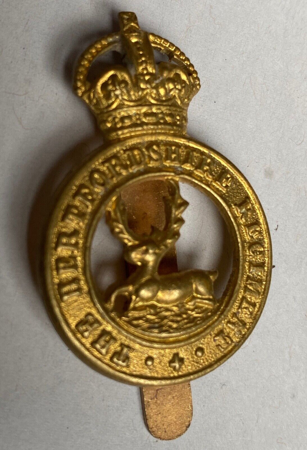 WW1 / WW2 British Army Hertfordshire Regiment gilt brass cap badge.