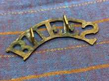 Charger l&#39;image dans la galerie, Original WW1 British Army Brass Buffs Shoulder Title
