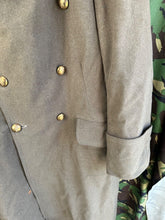 Charger l&#39;image dans la galerie, Original WW2 British Army Officers Private Purchase Greatcoat - Lovely Example
