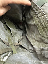 Lade das Bild in den Galerie-Viewer, Genuine British Army S6 Gas Mask Bag / Haversack
