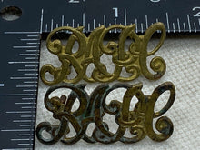 Load image into Gallery viewer, WW1 pair of Royal Army Pay Corps RAPC - brass shoulder titles.
