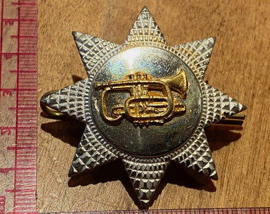 British Army KC Musicians white metal & gilt cap dress uniform cap badge. - The Militaria Shop