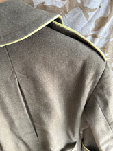 Charger l&#39;image dans la galerie, Rare Original WW2 British Army Officers Greatcoat - Yellow Piping - 38&quot; Chest
