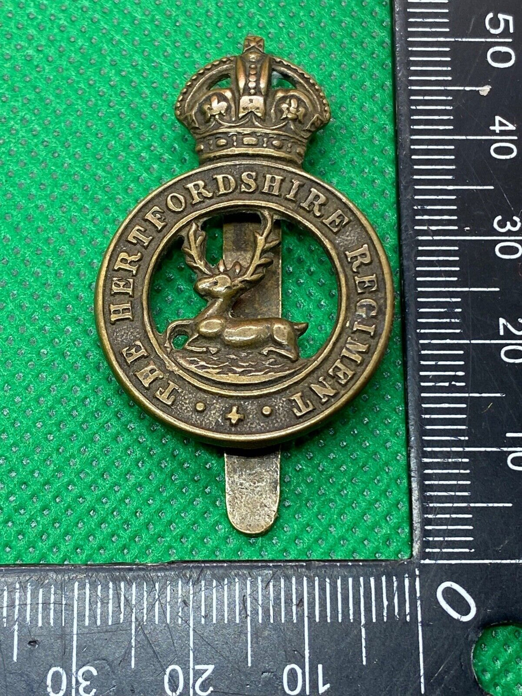 Original British Army WW1 / WW2 The Hertfordshire Regiment Cap Badge - The Militaria Shop