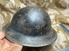 Lade das Bild in den Galerie-Viewer, Britischer Mk2 Brodie Helm - Kampfhelm aus dem 2. Weltkrieg - schönes Original 
