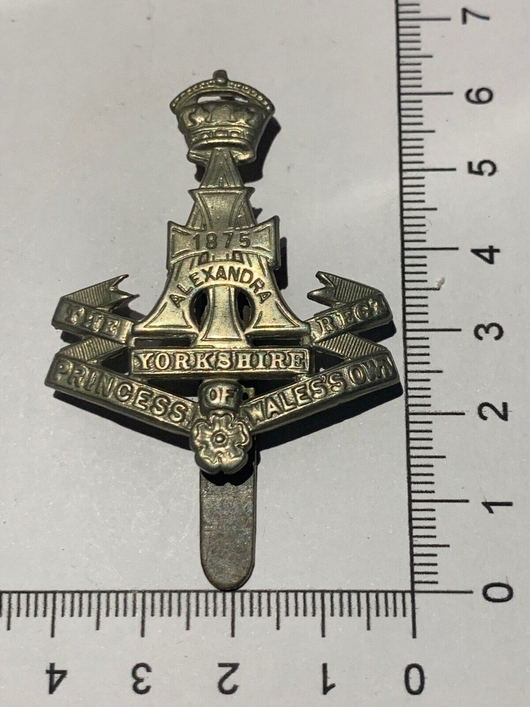 WW1 / WW2 British Army THE PRINCE OF WALE'S REGIMENT white metal Cap Badge