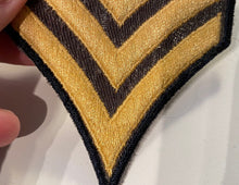 Lade das Bild in den Galerie-Viewer, A matching pair of US Army Sergeants Stripes - in unissued condition - - - - B38
