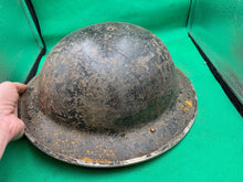 Lade das Bild in den Galerie-Viewer, Originaler Kampfhelm Mk2 Brodie der britischen Armee aus dem 2. Weltkrieg – Rotes Div-Zeichen 
