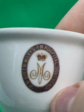 Lade das Bild in den Galerie-Viewer, Badges of Empire Collectors Series Egg Cup - Queen Mary&#39;s Hospital - No 135
