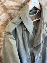 Lade das Bild in den Galerie-Viewer, Original WW2 US Army Officers Cold Weather Overcoat &amp; Inner Liner Complete - 44&quot;
