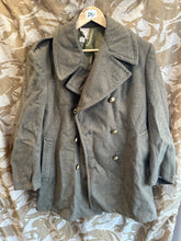 Charger l&#39;image dans la galerie, Genuine French Army Greatcoat - Ideal as WW2 US Army Jeep Coat - 38&quot; Chest
