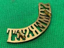 Lade das Bild in den Galerie-Viewer, Original WW1 British Army SOMERSET Regiment Brass Shoulder Title
