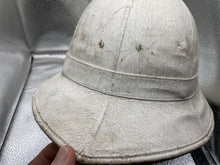 Charger l&#39;image dans la galerie, WW2 Era British Army Royal Marine Bandsman&#39;s White Pith Helmet. Original.
