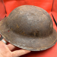 Lade das Bild in den Galerie-Viewer, Britischer Armee-Mk2-Brodie-Helm – Original aus dem 2. Weltkrieg – südafrikanische Herstellung 
