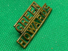Lade das Bild in den Galerie-Viewer, Original British Army GREEN HOWARDS Regiment Brass Shoulder Title
