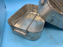 Charger l&#39;image dans la galerie, Original WW2 British Army Soldiers Mess Tin Set - Two Piece - Fold Out Handles
