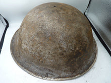 Lade das Bild in den Galerie-Viewer, Mk3 Kanadische / Britische Armee Original WW2 Schildkrötenhelm mit hoher Niete 
