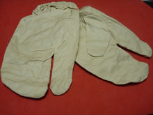 Charger l&#39;image dans la galerie, Original WW2 British Army Gunners Winter White Gloves - 1942
