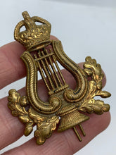 Lade das Bild in den Galerie-Viewer, Original WW2 British Army Musicians Kings Crown Brass Cap Badge
