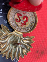 Lade das Bild in den Galerie-Viewer, Victorian 23rd Regiment Royal Welsh Fusiliers Glengarry Badge Brass Original
