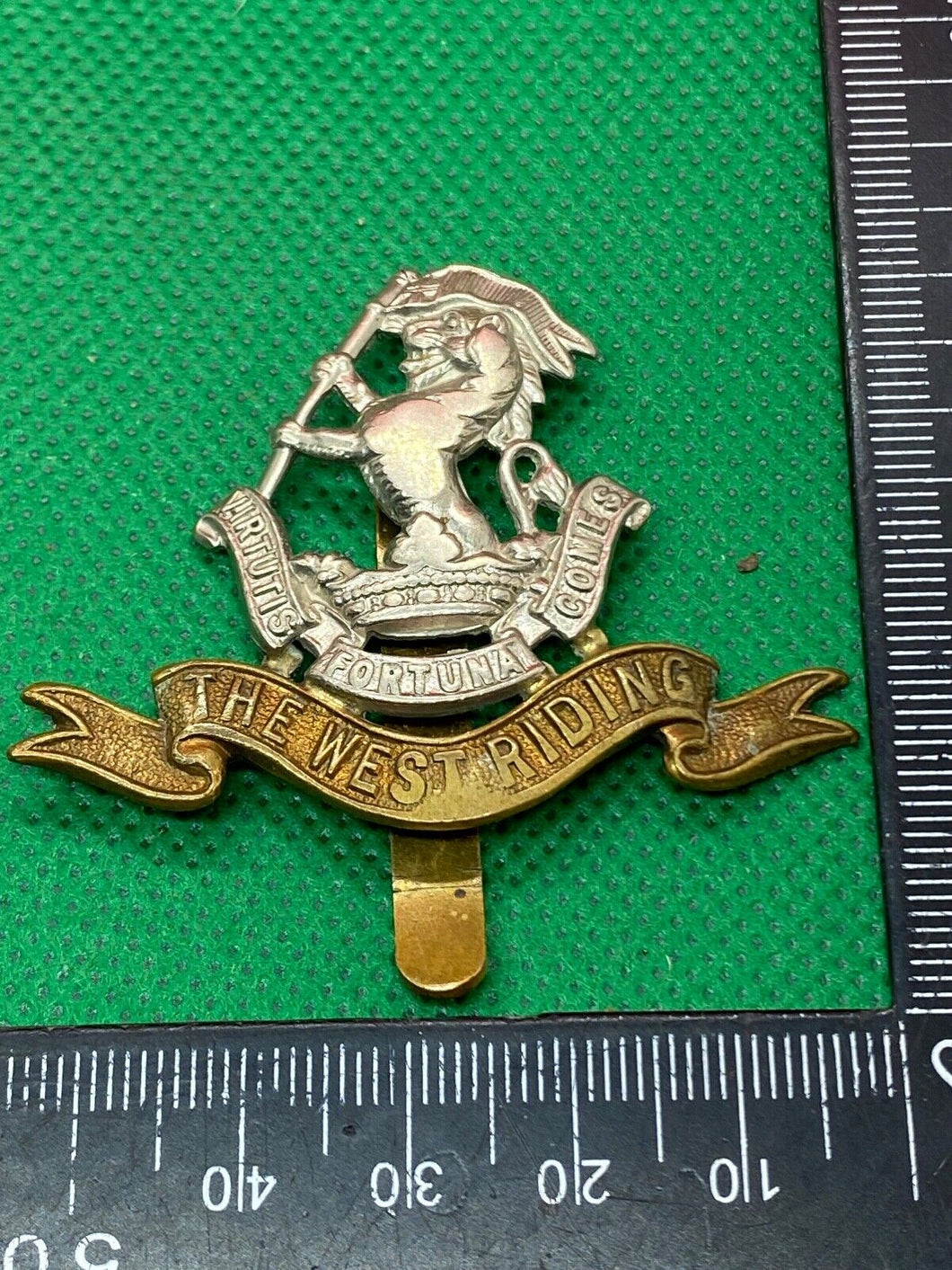 Original WW1 / WW2 British Army - The West Riding Cap Badge