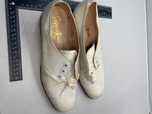 Load image into Gallery viewer, Original WW2 British Army Women&#39;s White Summer Shoes - ATS WAAF - Size 250s
