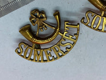 Lade das Bild in den Galerie-Viewer, Original Pair of Somerset Light Infantry Brass Shoulder Titles
