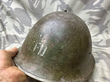 Lade das Bild in den Galerie-Viewer, Originaler Mk3 High Rivet Turtle Helm &amp; Futter der kanadischen/britischen Armee aus dem 2. Weltkrieg 
