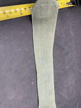 Charger l&#39;image dans la galerie, Original WW2 British Army 44 Pattern Shoulder Strap - 1945 Dated
