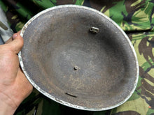 Lade das Bild in den Galerie-Viewer, Original Mark 3 Turtle Helm der britischen/kanadischen Armee – Originalhelm aus dem 2. Weltkrieg 
