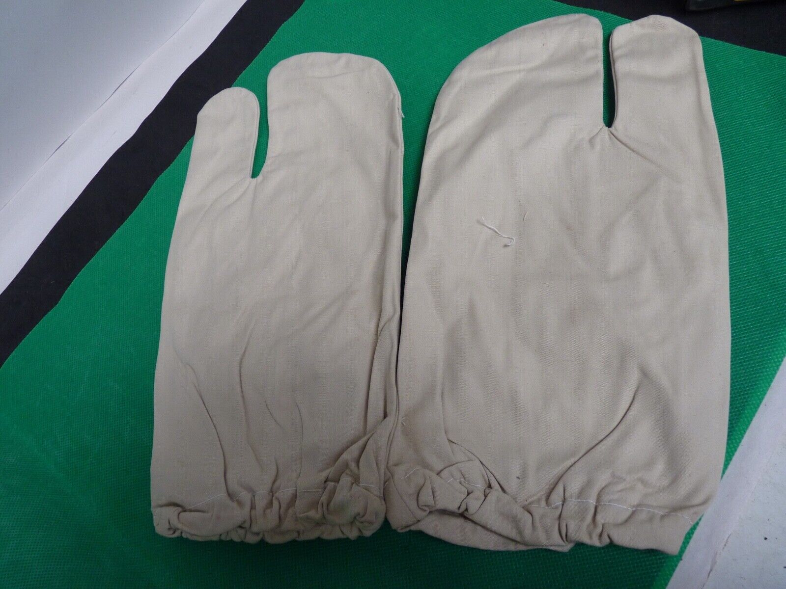 Original WW2 British Army Gunners Winter White Gloves - The Militaria Shop