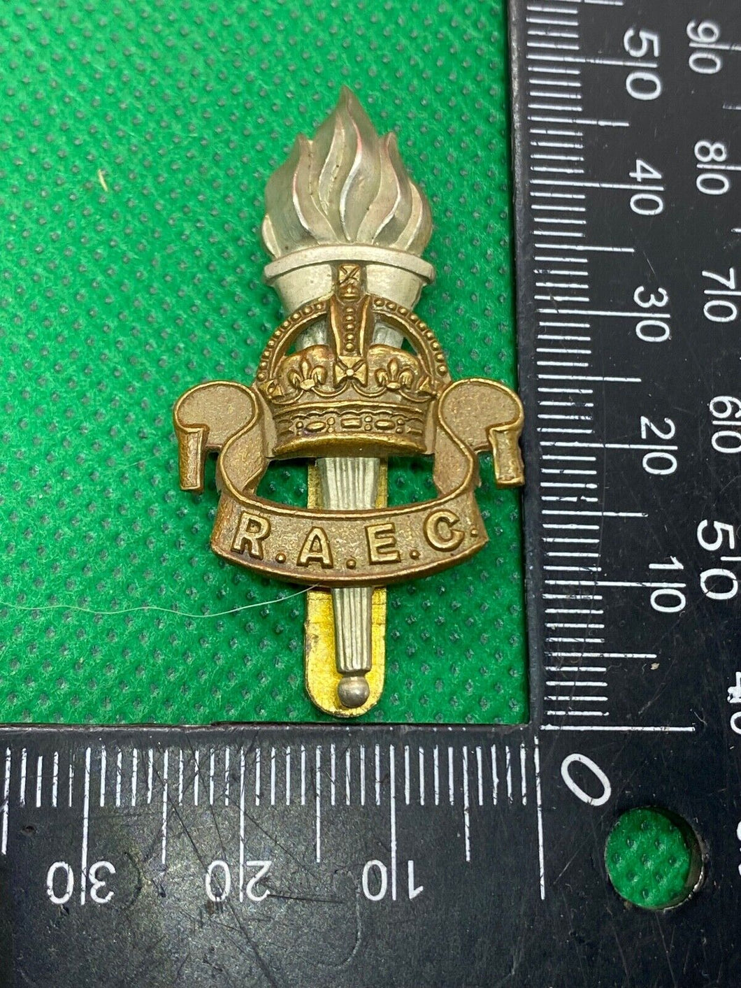 Original WW1 / WW2 British Army - Royal Army Education Corps Cap Badge