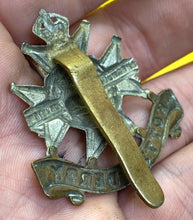 Load image into Gallery viewer, WW1 / WW2 British Army NOTTS &amp; DERBY REGIMENT Cap Badge. Good condition.

