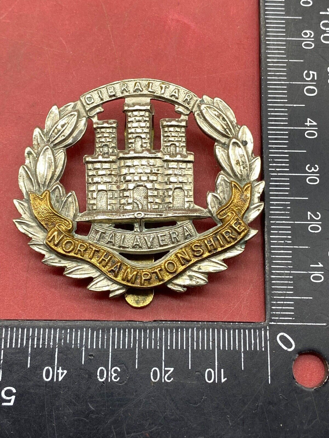 WW1 / WW2 British Army Northamptonshire Regiment Cap Badge.