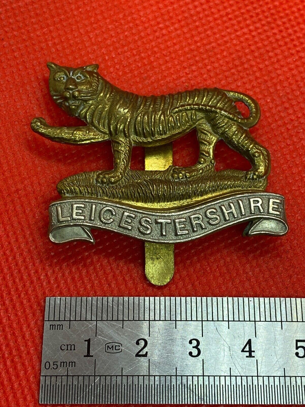Original British Army WW1 / WW2 LEICESTERSHIRE Regiment Cap Badge