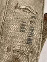 Lade das Bild in den Galerie-Viewer, Original WW2 US Army M1928 Haversack Pack Tail - 1942 Dated
