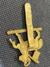 Charger l&#39;image dans la galerie, Original British Army The Queen&#39;s Royal West Surrey Regiment Cap Badge
