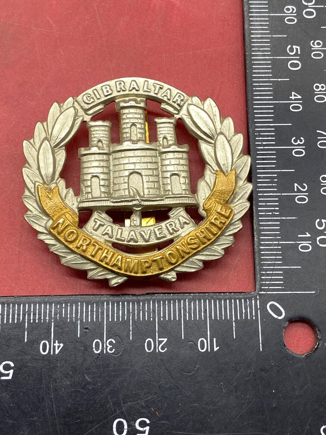 WW1 / WW2 British Army Northamptonshire Regiment Cap Badge.