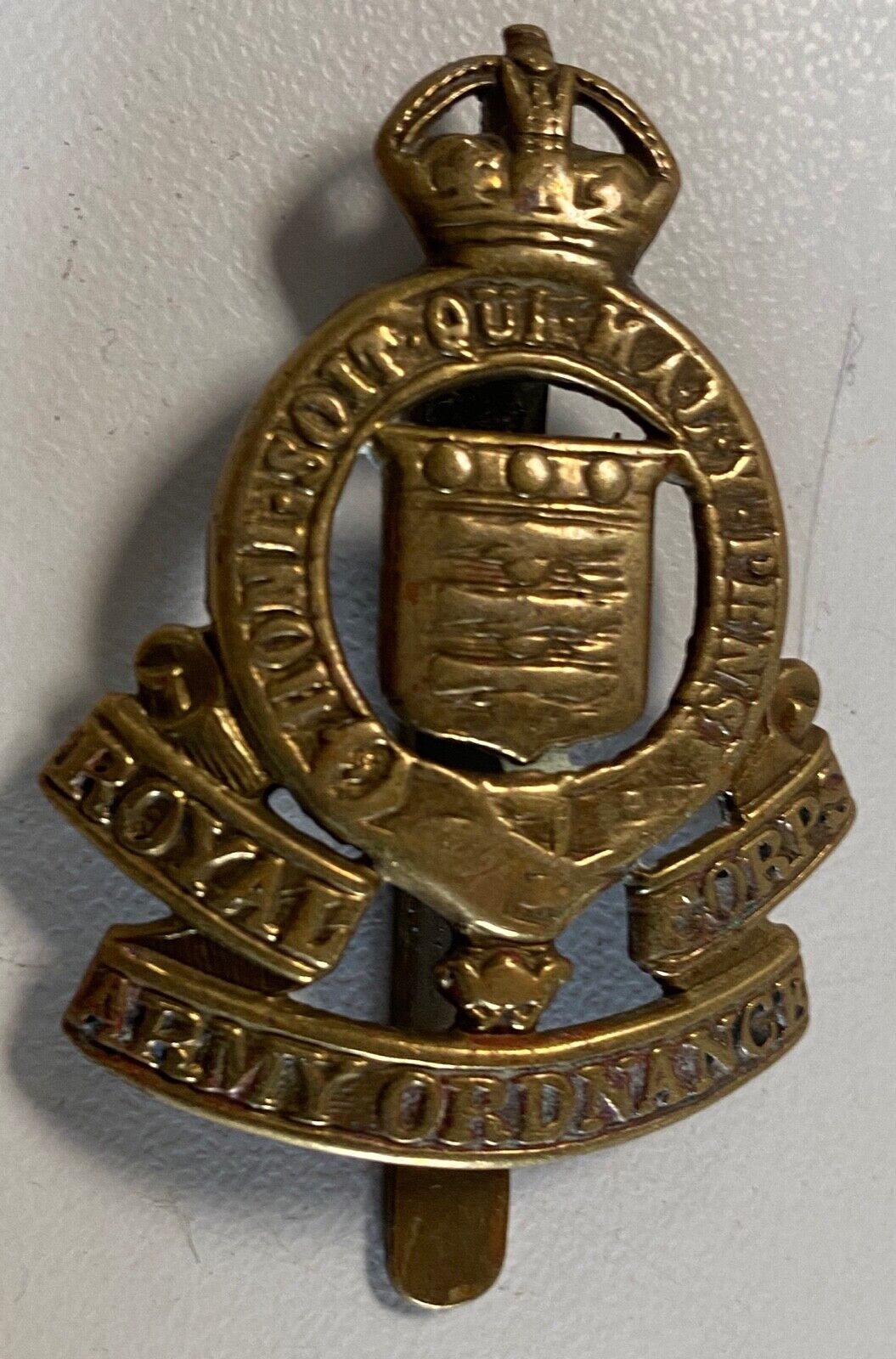 WW1 / WW2 British Army - Royal Army Ordnance Corps cap badge with rear slider.