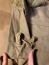 Charger l&#39;image dans la galerie, Original WW2 British Army Indian Made Soldiers Gas Mask Bag &amp; Strap - 1943 Dated
