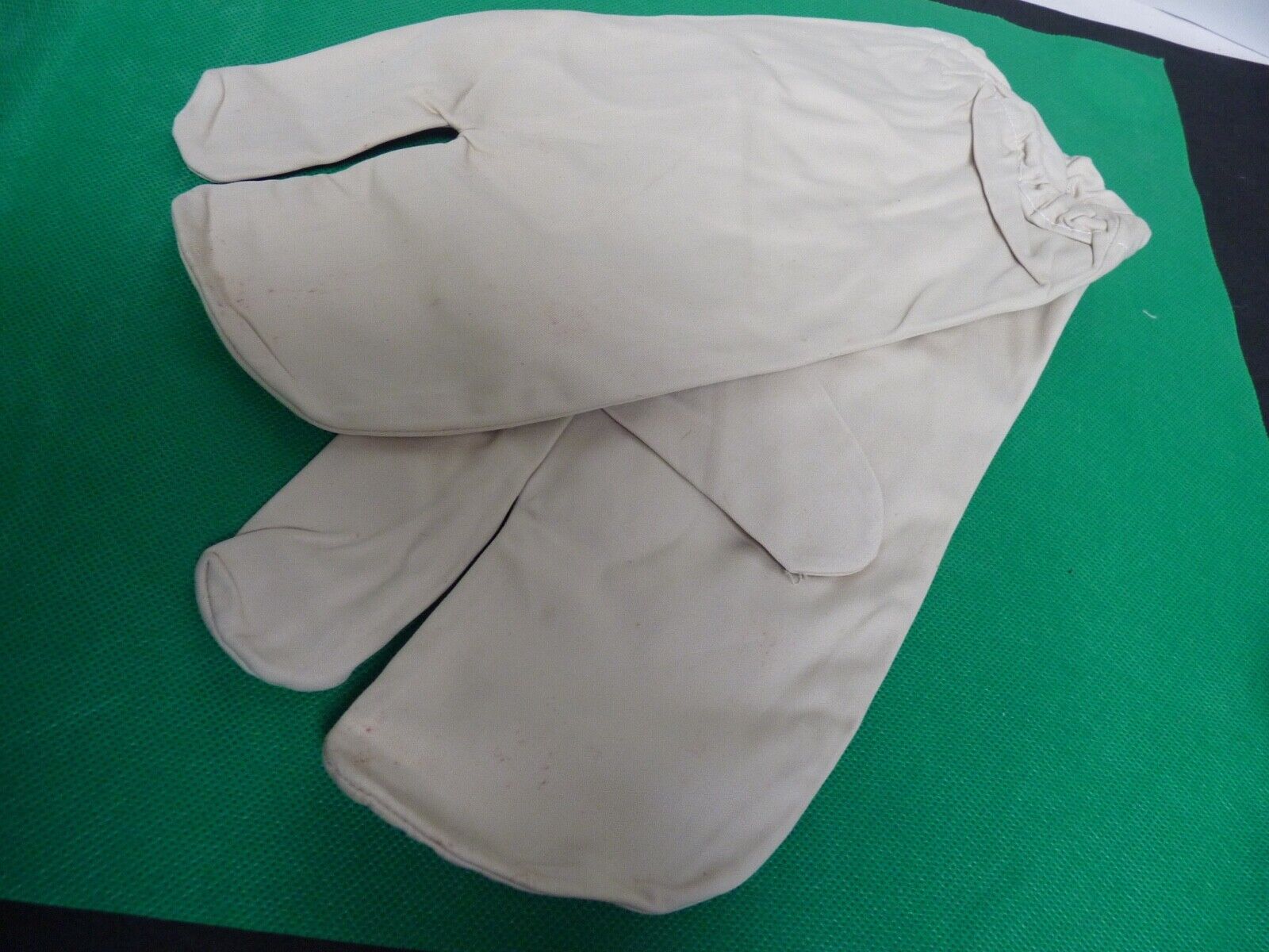 Original WW2 British Army Gunners Winter White Gloves - The Militaria Shop