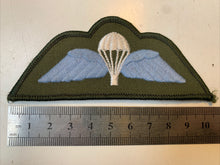 Load image into Gallery viewer, British Army green back - paratroopers uniform jump wing badge   B15
