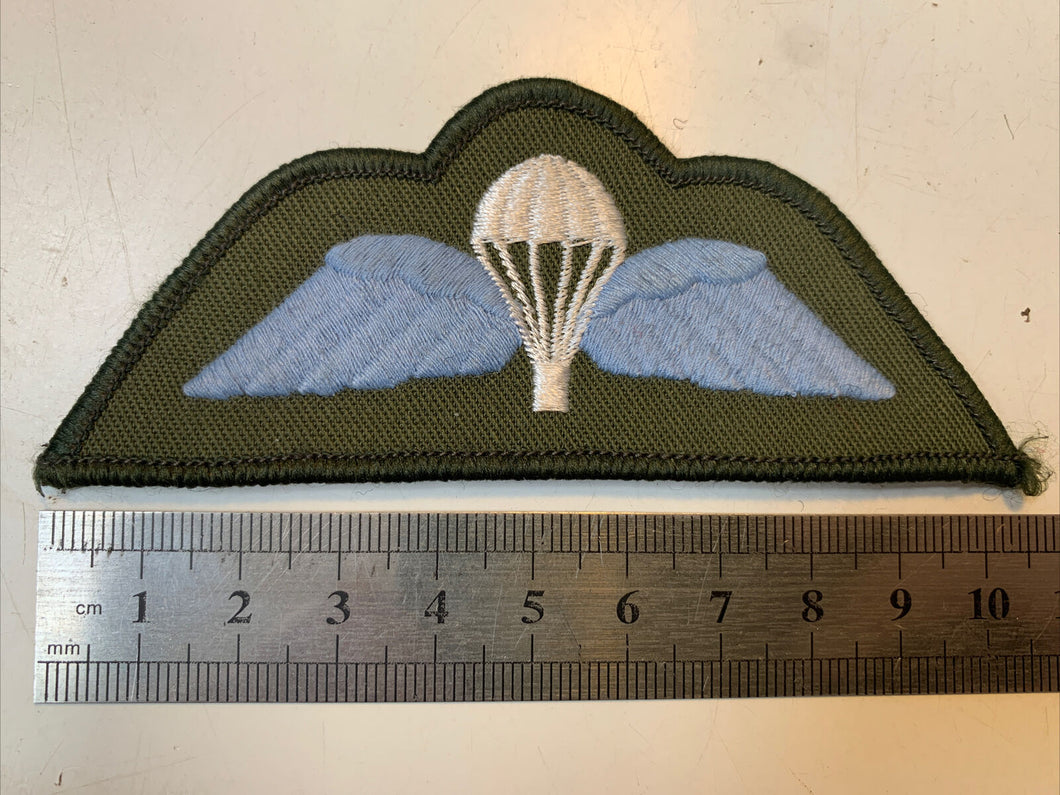 British Army green back - paratroopers uniform jump wing badge   B15
