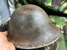 Lade das Bild in den Galerie-Viewer, British / Canadian Army Mark 3 Turtle Helmet - Original WW2 Combat Helmet
