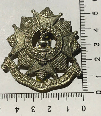 A WW1 / WW2 British Army BEDFORDSHIRE & HERTFORDSHIRE white metal cap badge - The Militaria Shop