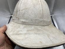 Charger l&#39;image dans la galerie, WW2 Era British Army Royal Marine Bandsman&#39;s White Pith Helmet. Original.
