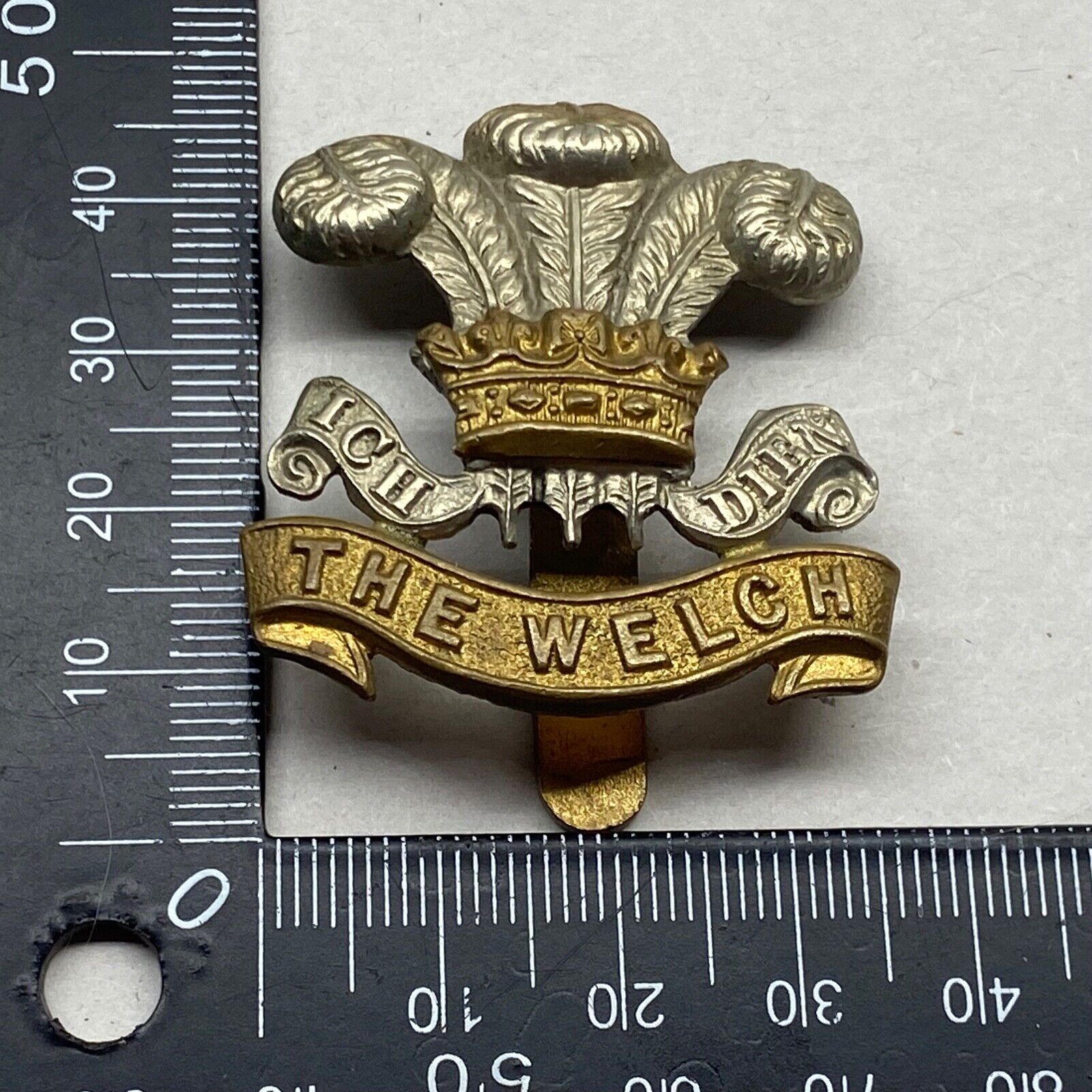 WW1 / WW2 British Army Welch Regiment White Metal & Brass Cap Badge ...